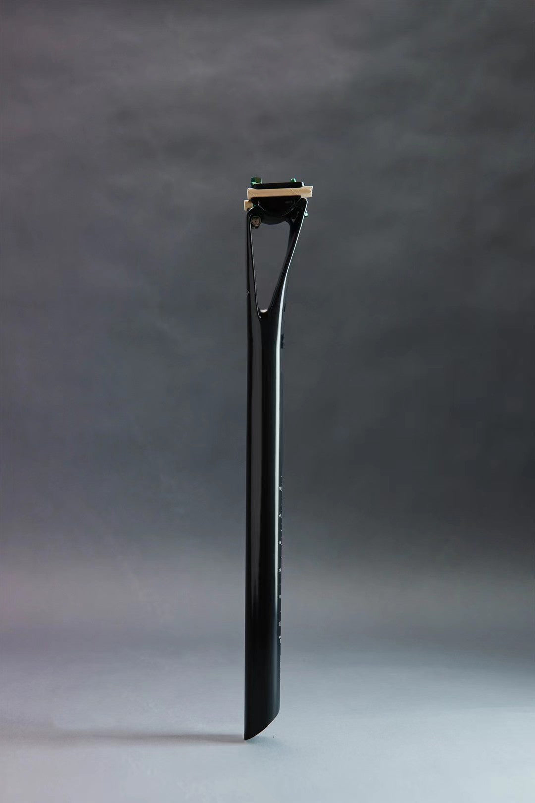 VFV DEEP-V Seatpost Carbon fiber shock-absorbing seatpost for bicycles, compatible with mountain bikes, road bikes, and gravel bikes.